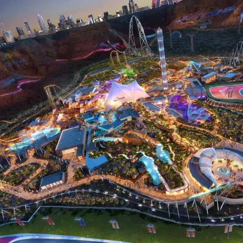 В парке развлечений Six Flags Qiddiya City вас ждут захватывающие аттракционы и иммерсивные развлечения.
